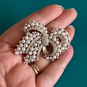 Vintage Silver Tone Pearl & Crystal Brooch - Pretty Bridal Jewelry - Y2K brooch